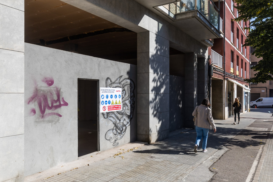 Un cartell d’obres al local de la ronda Camprodon de Vic que acollirà els jutjats penals