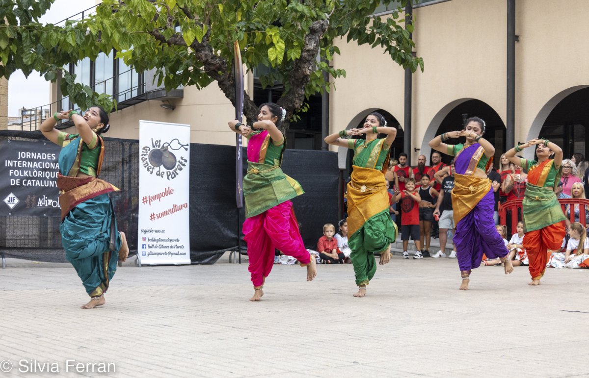 el grup internacional indi Folklòric Spandan Sanskrutik Trust