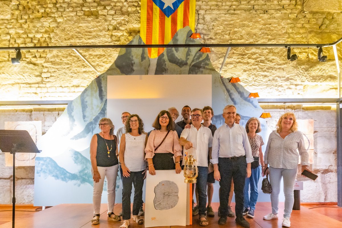 Un moment de l'acte de dimarts, amb la muntanya que va servir per bastir l'homenatge a Xevi Roviró