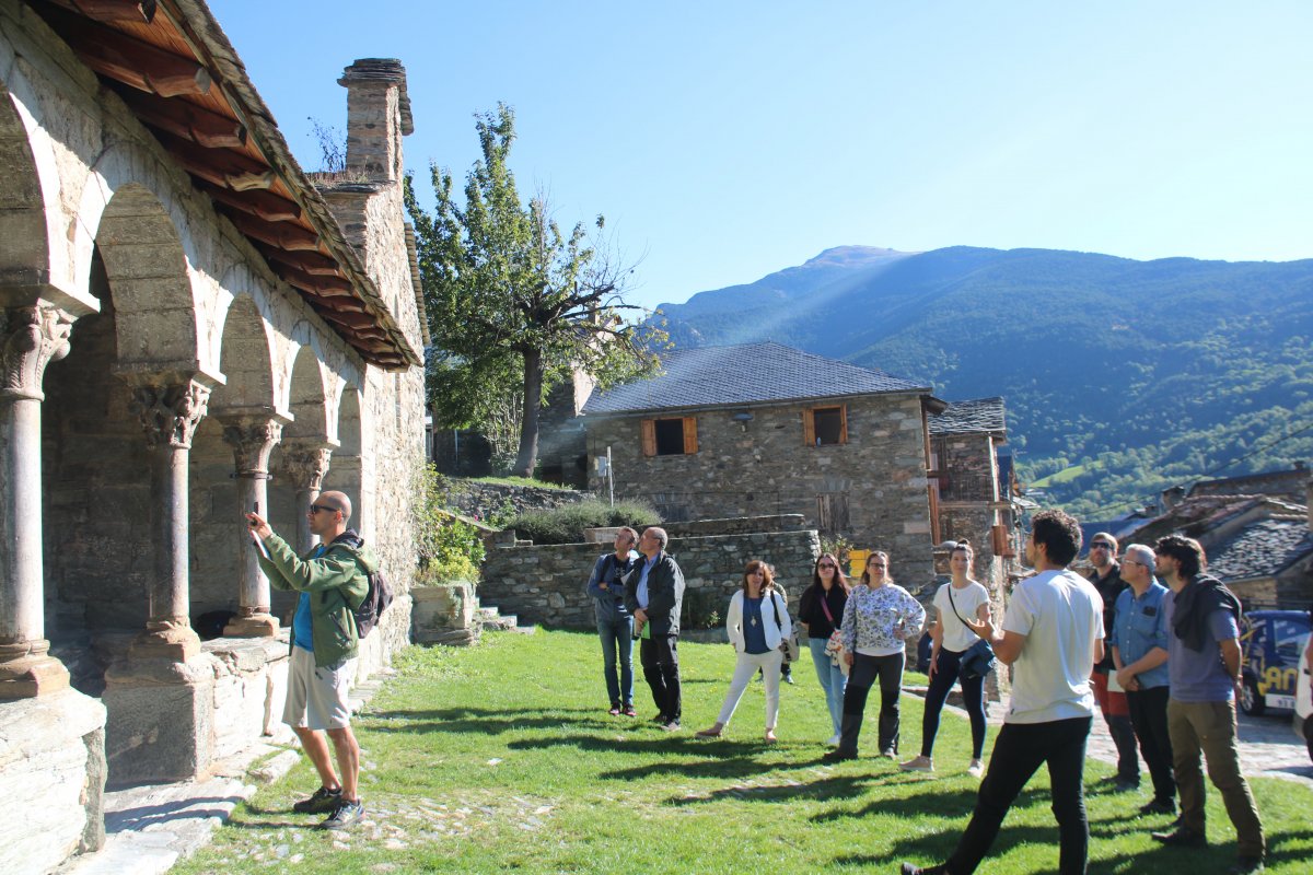 Un moment de la visita a l'església de Queralbs