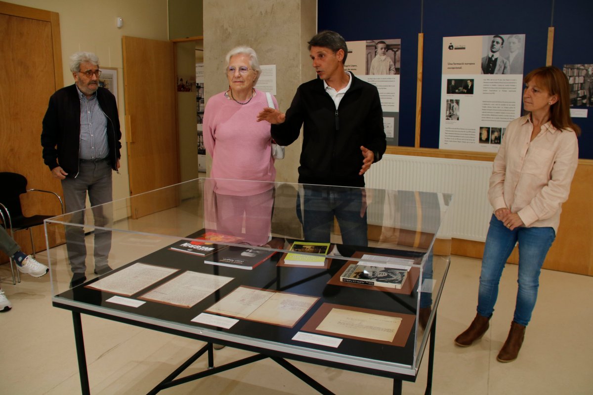 La néta de Negrín, Carmen Negrín, conversant amb el comissari de l'exposició