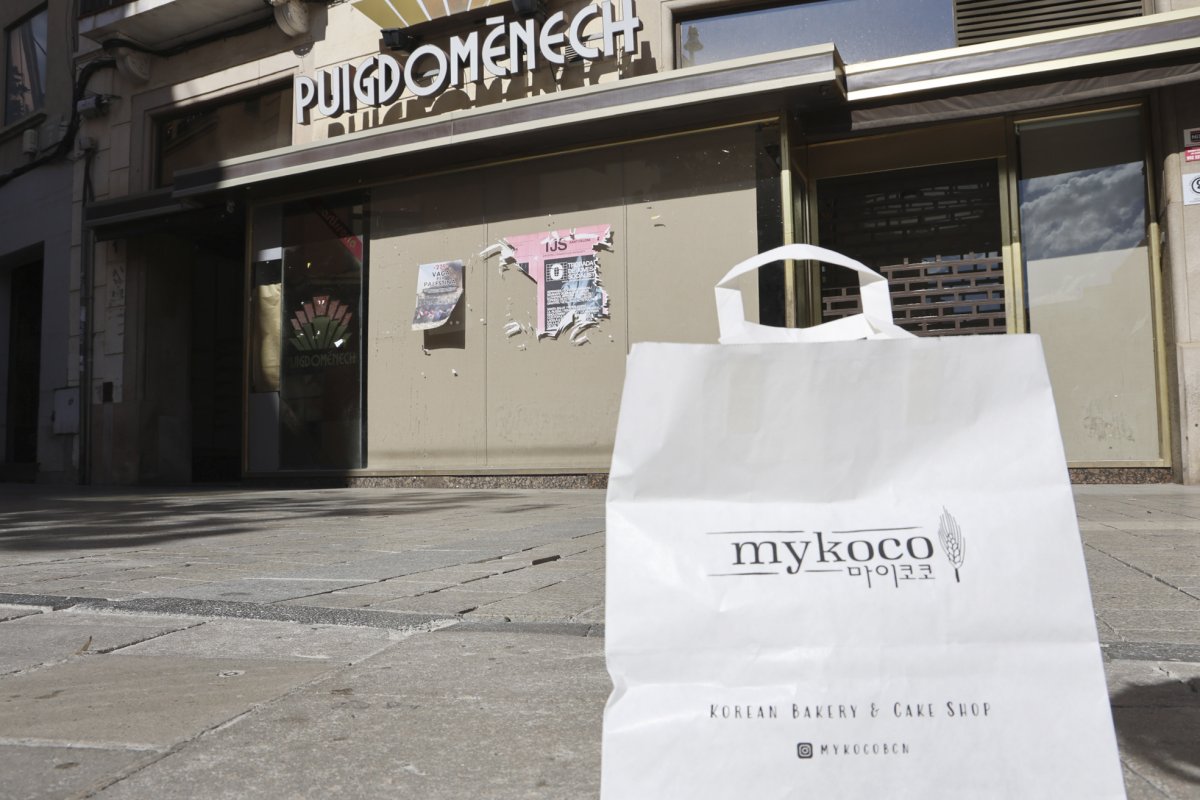 Una bossa de Mykoco davant del local de Puigdomènech, al carrer Sant Roc