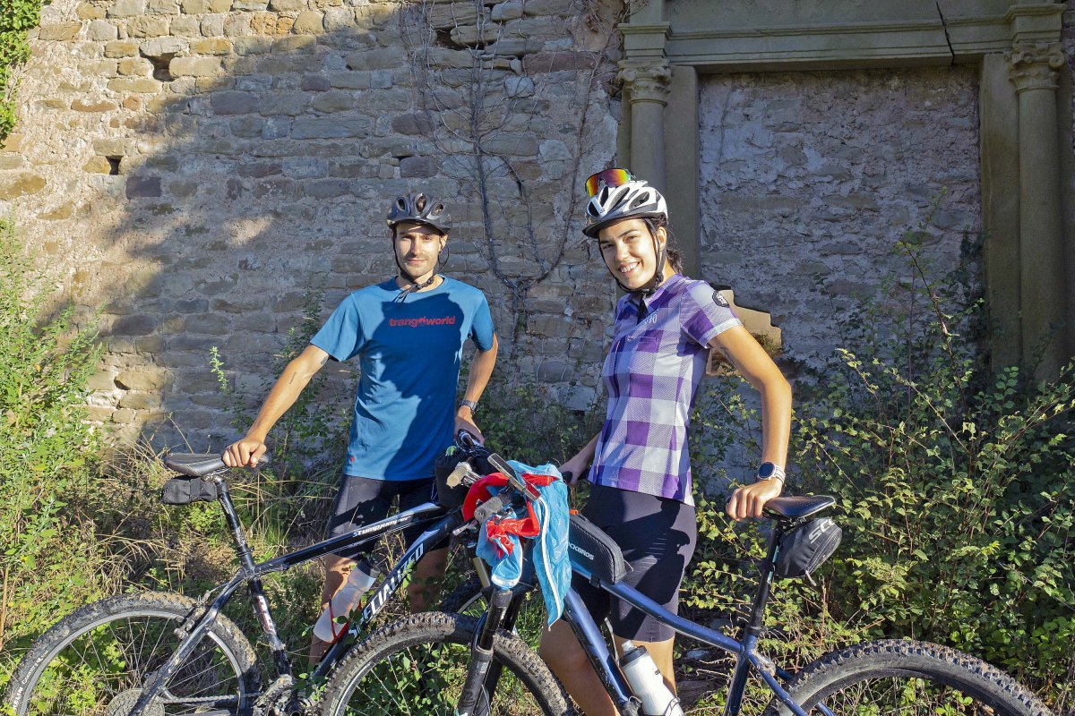 Adrià Cros i Laia Ausió, davant de l’església de Sant Martí de Sentfores