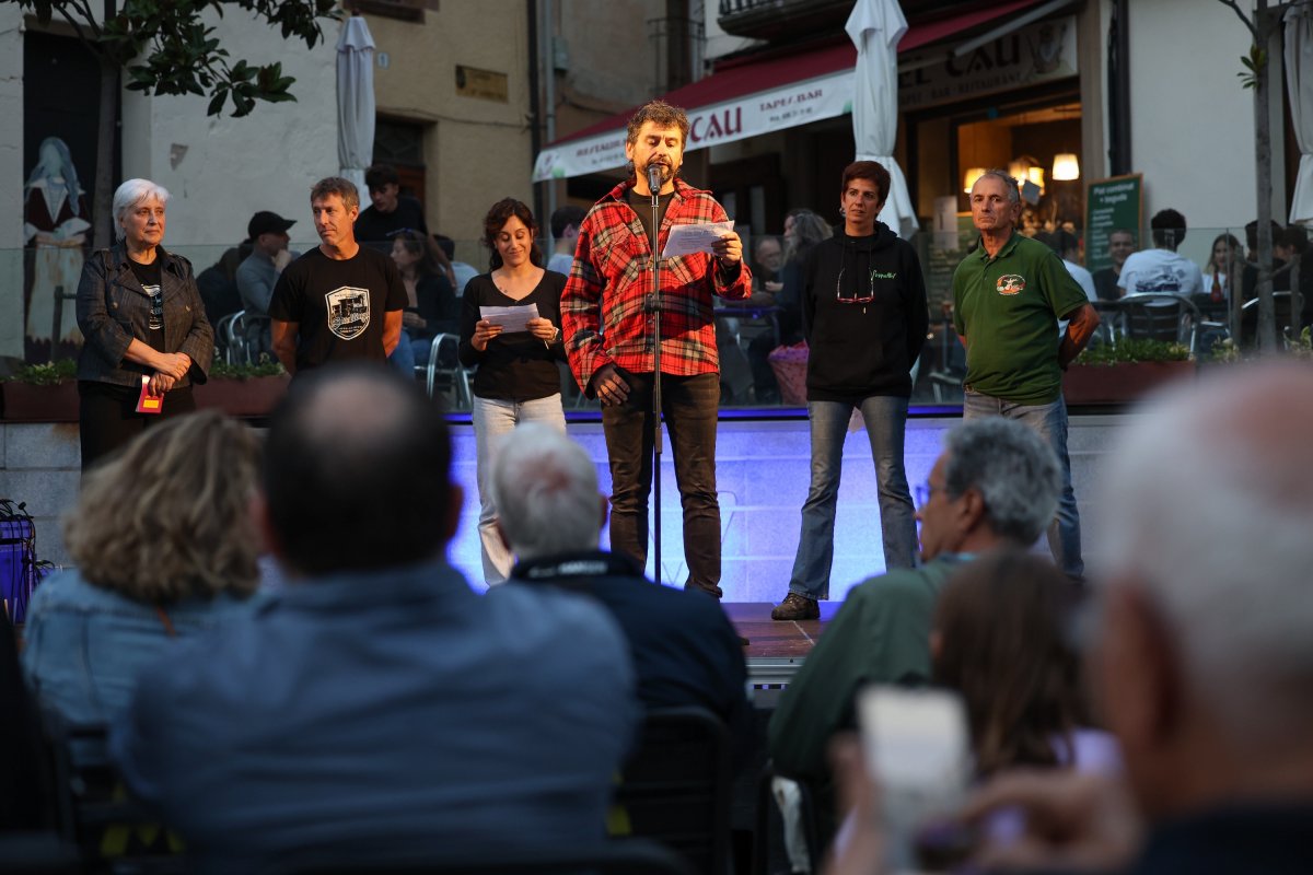 Margarida Feliu, Jordi Bret, Cristina Gil, Moi Tarrés (al micròfon), Núria Molas i Joaquim Solé, divendres al vespre durant el pregó a la plaça Major