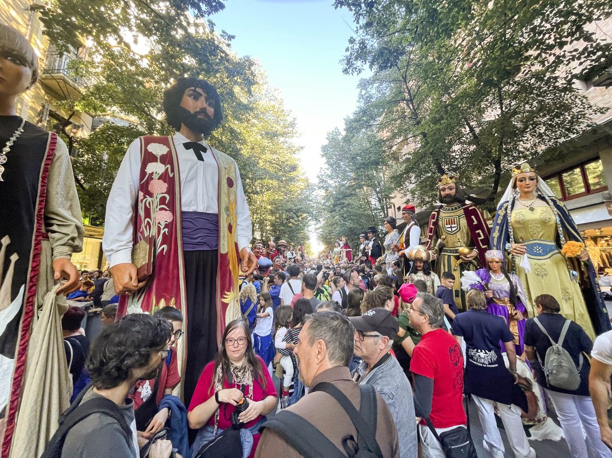 Gegants i geganters al carrer Verdaguer de Vic, durant la cercavila