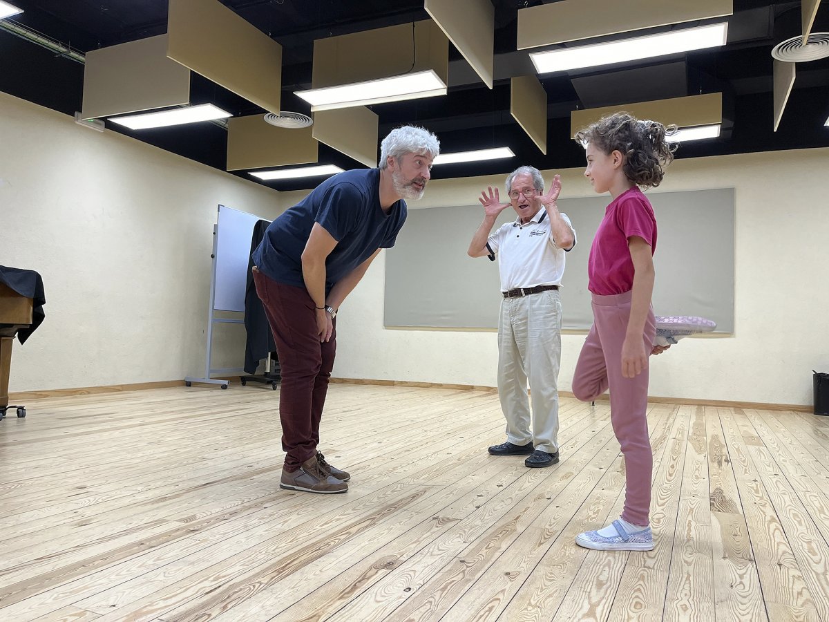 El director dels Pastorets de Granollers, Dusan Tomic, amb actors dimarts al Teatre Auditori de Granollers