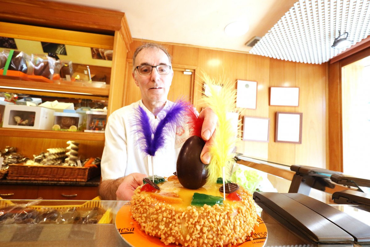 Xavier Baucells, actual propietari de la pastisseria, amb una de les mones que va fer Pàsqua