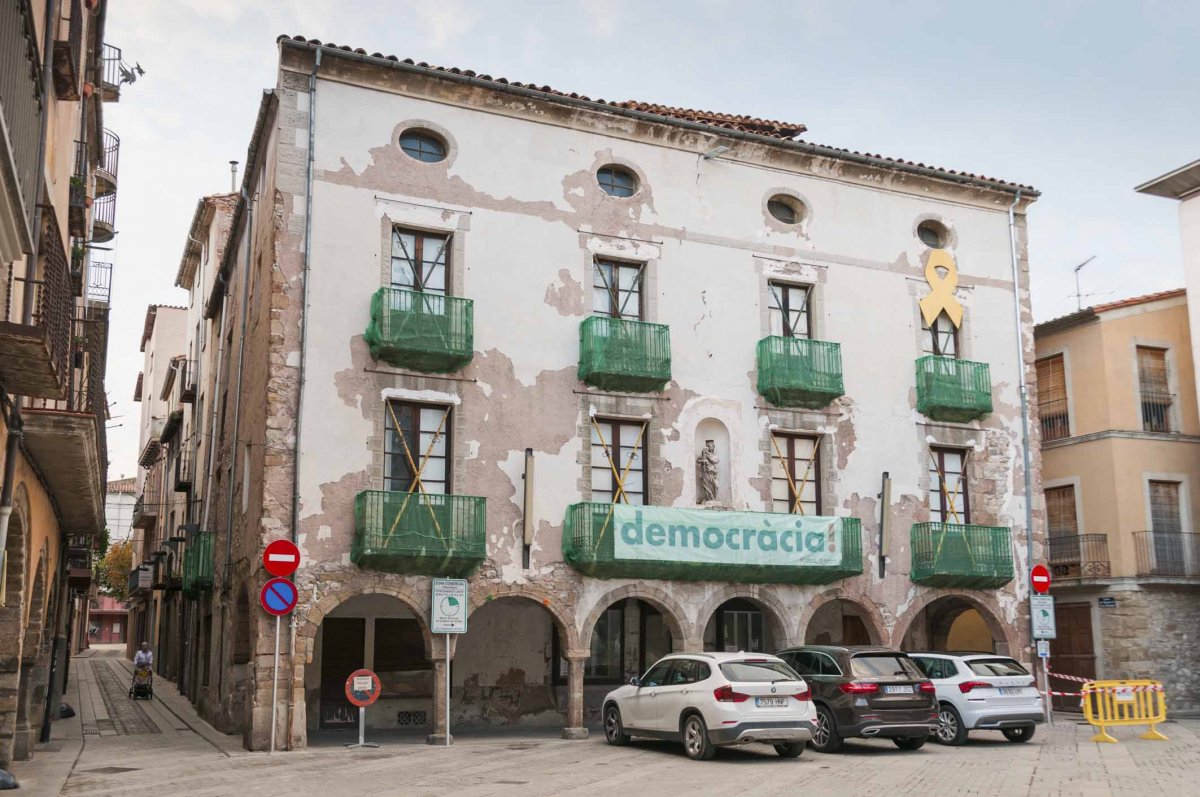 Aspecte actual de Can Blanxart, on ja es va obligar a revestir els balcons amb malla i repicar la façana per evitar despreniments, i es van apuntalar els balcons