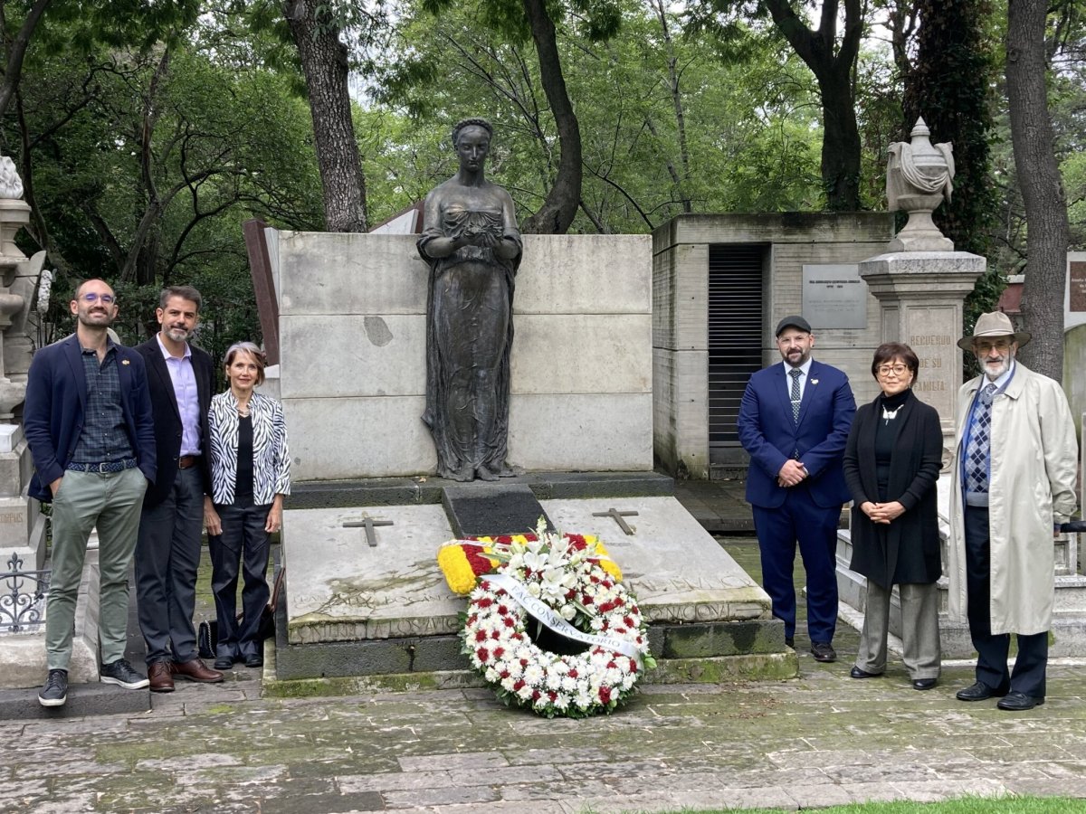 Homenatge de la delegació del govern de la Generalitat a la tomba de Nunó a Ciutat de Mèxic