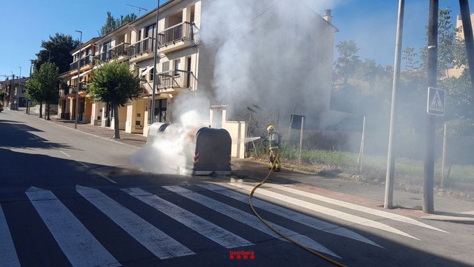 Els bombers durant l'extinció del foc