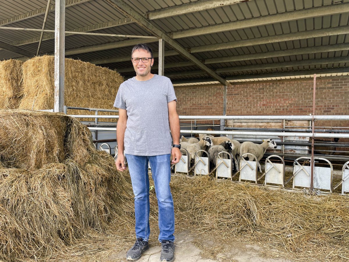 Lluís Francàs, davant el tancat de les ovelles i les cabres del Mas Vilamajor