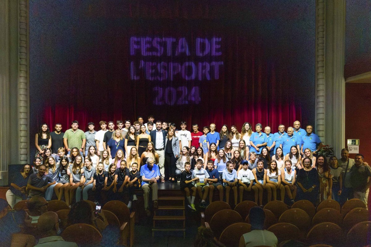 Foto de família de tots els esportistes i entitats que s'han homenatjat