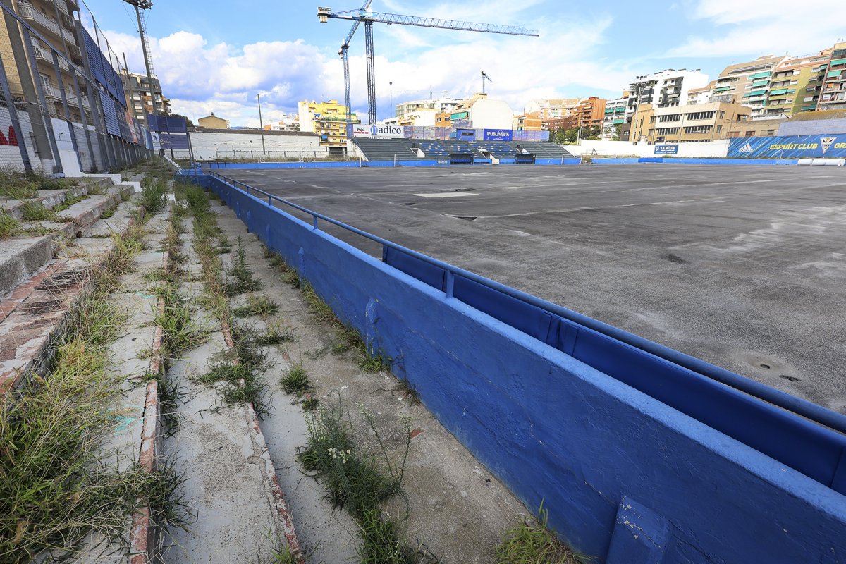 Estat del camp de futbol municipal del carrer Girona, amb la gespa retirada i sense la nova a disposició