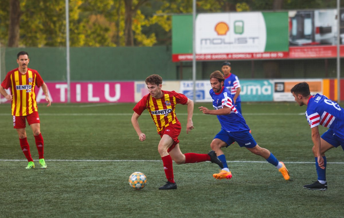 Rafel Roger controla la pilota davant la pressió d'un jugador del Rubí