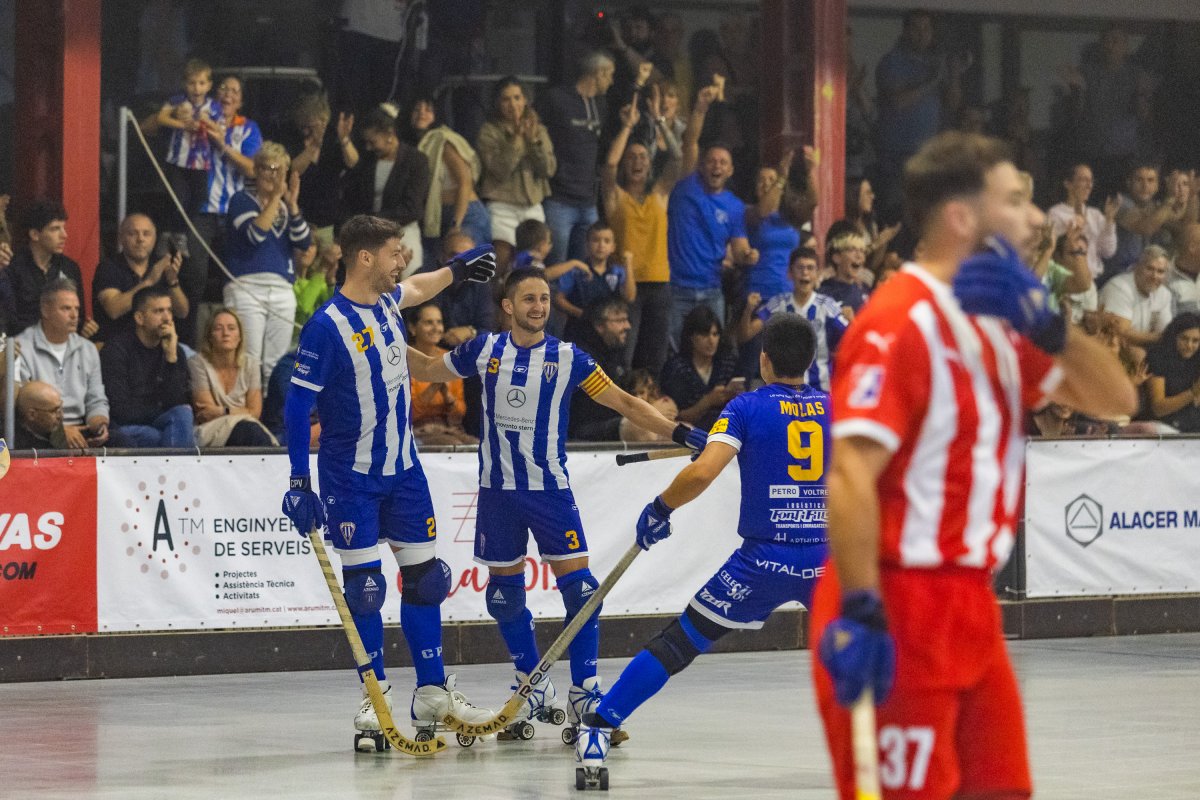 Àlex Rodríguez, Èric Vargas i Aleix Molas celebren un dels gols del Voltregà en el derbi de divendres a la Lliga Catalana