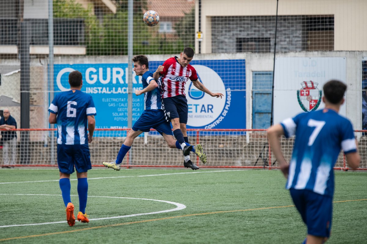 Abel Mas salta amb un rival en una acció atacant del partit