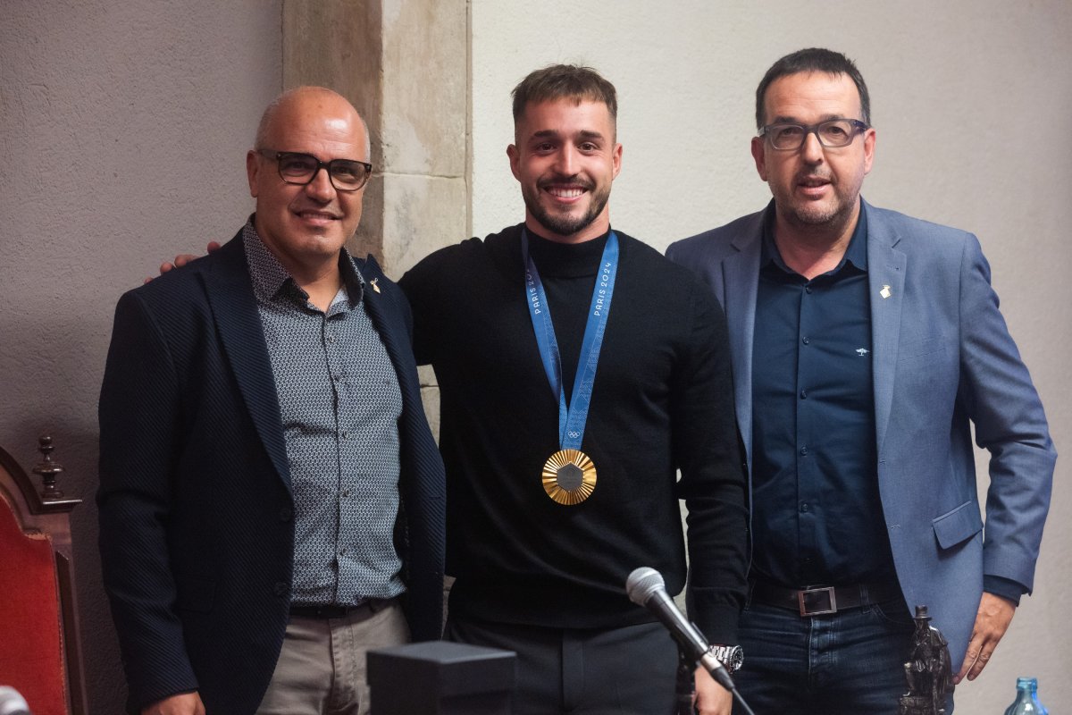 Eduard Comerma, Arnau Tenas –amb la medalla d’or penjada– i Albert Castells, dilluns a l’acte de l’Ajuntament