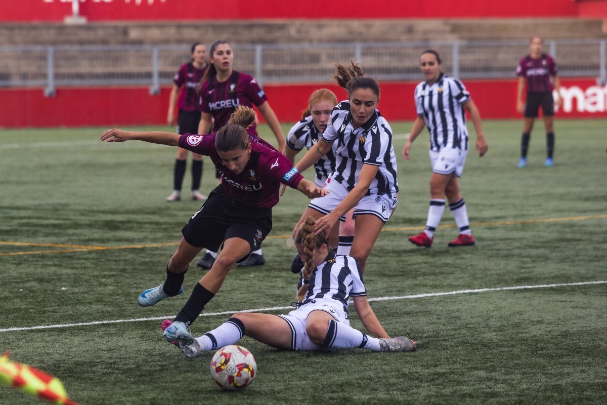 Rut Cervera, autora del tercer gol, supera una entrada d’una rival