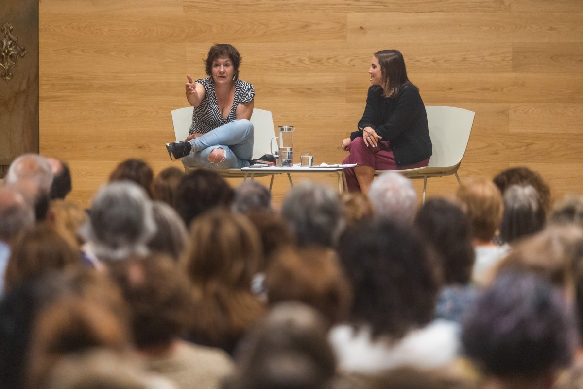 Empar Moliner conversar amb la periodista d'EL 9NOU i professors de la UVic-UCC Txell Vilamala