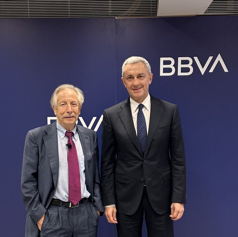 Josep Oliver i José Ballester, director territorial de BBVA a Catalunya, durant la presentació de l'Anuari