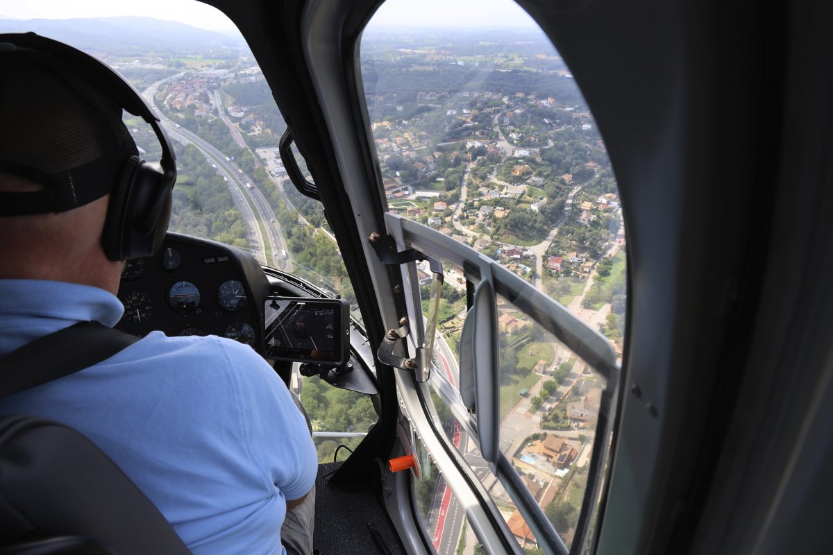 L'heluicòpter amb radar sobrevolant l'AP-7 al Vallès Oriental