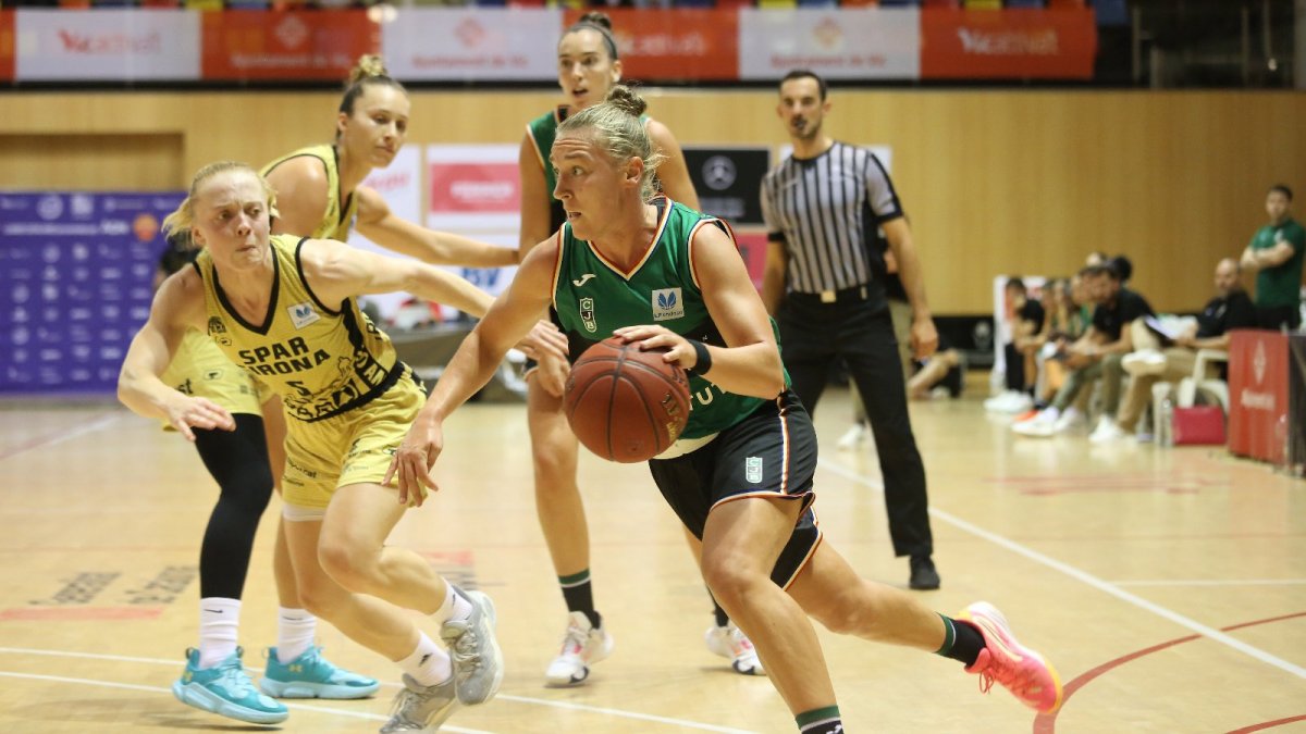 Una jugada atacant de la Penya davant l'Uni Girona