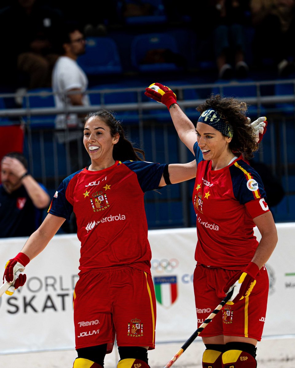 Aina Florenza i Anna Casarramona celebrant un dels gols del combinat estatal