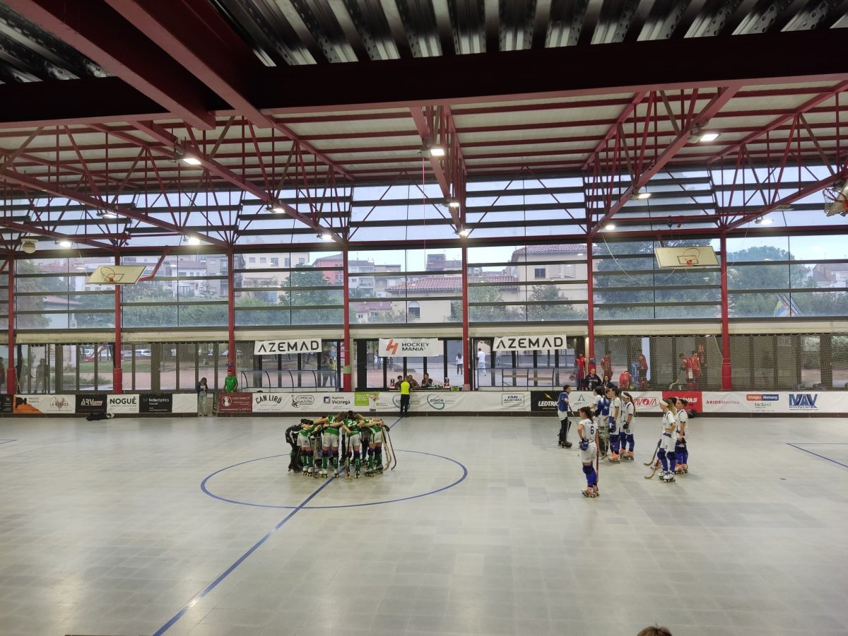 Jugadores del Voltregà i Cerdanyola al final del partit / Arnau Casas