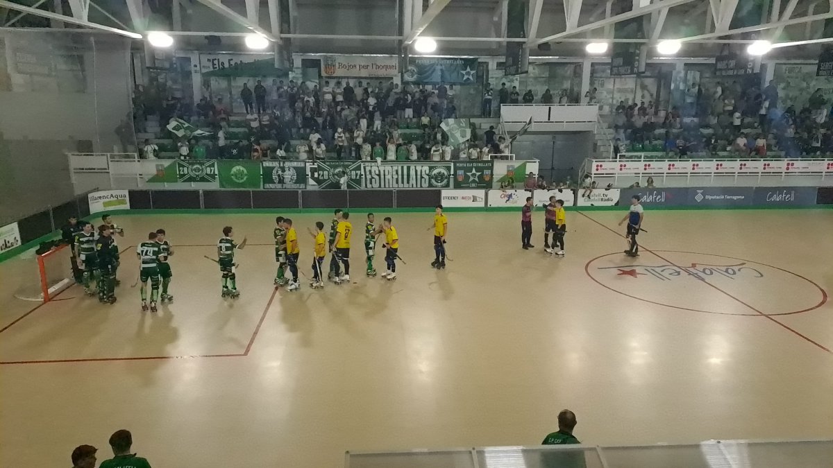 Els jugadors del Voltregà al final del partit davant el Calafell