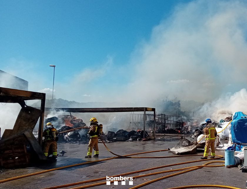 El foc s’ha localitzat al pati d’una nau