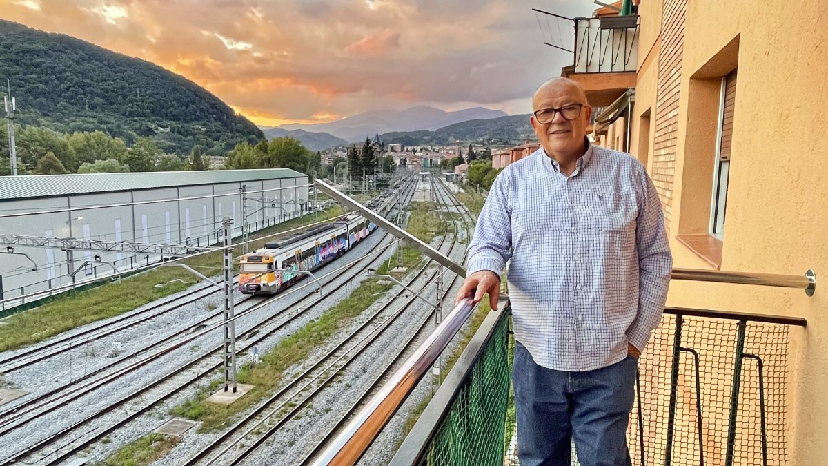 Paco Parejo, dimarts al terrat de casa seva, a sobre les vies. Al fons, l’edifici neoromànic on també havien viscut amb la Margarita després de casar-se