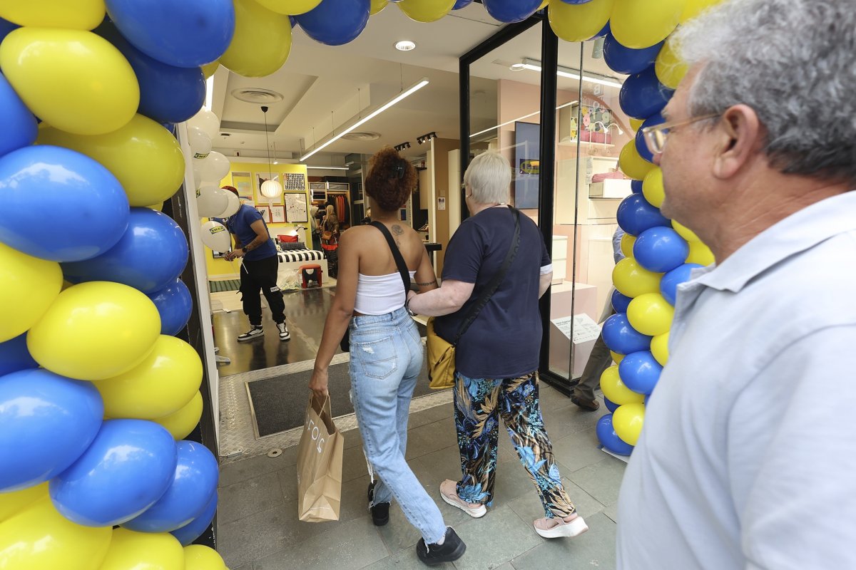 Uns clients accedeixen a la botiga i centre de planificació, guarnida amb motiu de l’estrena, aquest divendres