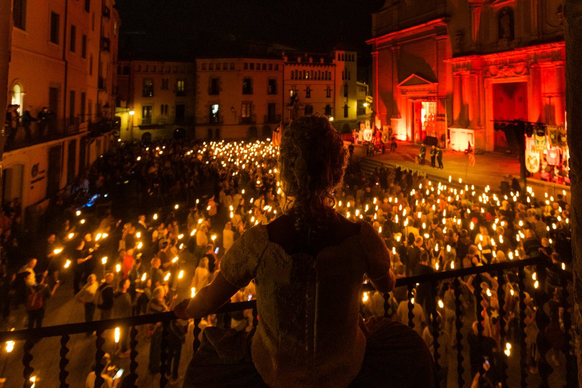 Júlia Cervera, en el paper d’Elisabet Cristina, amb la plaça de la Catedral plena de torxes