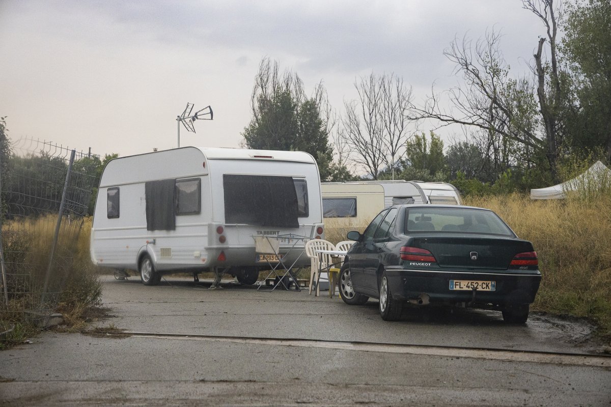 Les caravanes es troben prop de la llera del riu Tenes al seu pas per Parets