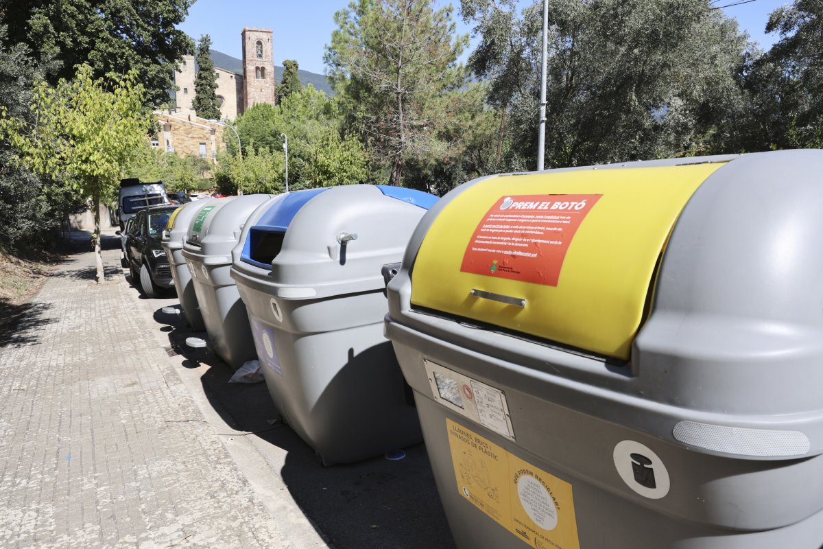 Una àrea de contenidors tancats a Sant Pere