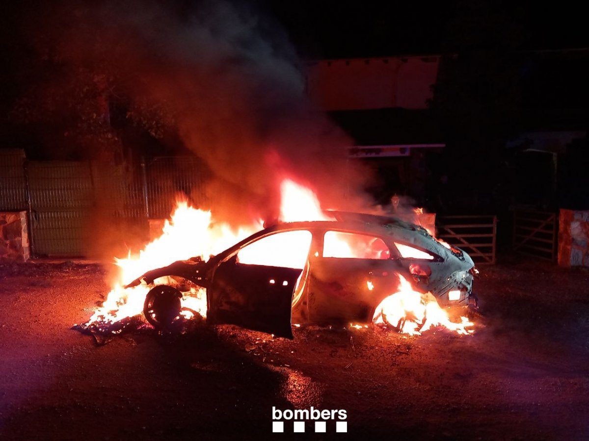 El vehicle en flames a Refugis del Montseny