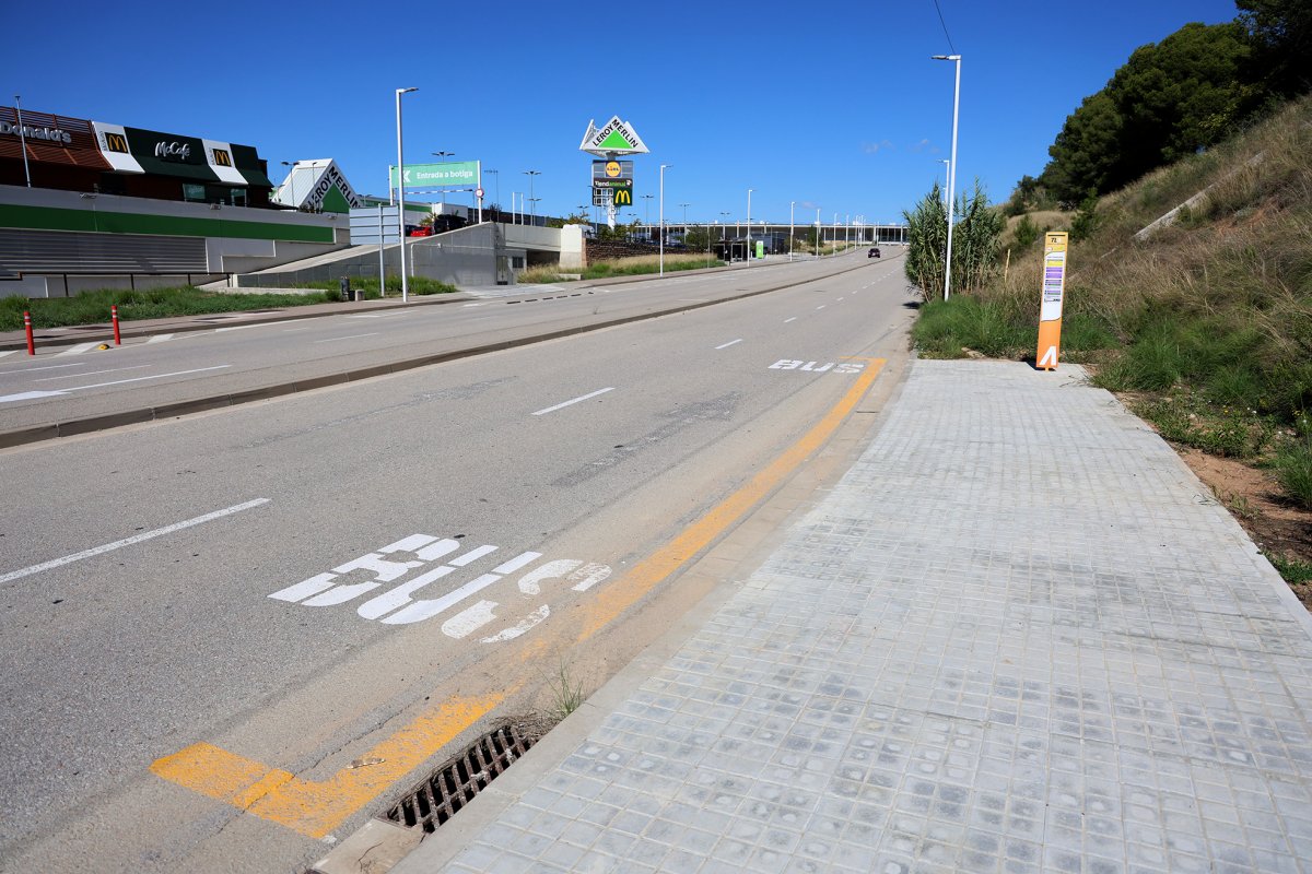 La nova parada que s'ha fet al carrer del Comerç, a Can Montcau, per als autobusos que entren a la zona pel nou accés des de la C-17