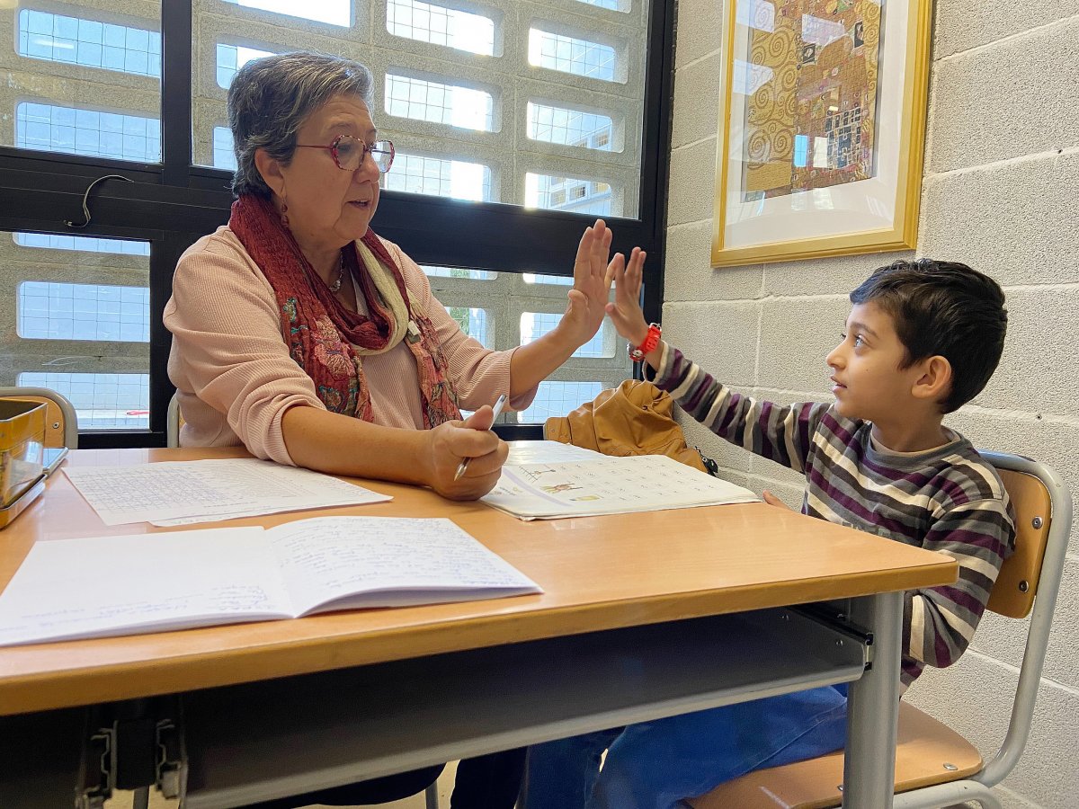 Una de les voluntàries del Projecte Grana amb un alumne d’una escola de Granollers