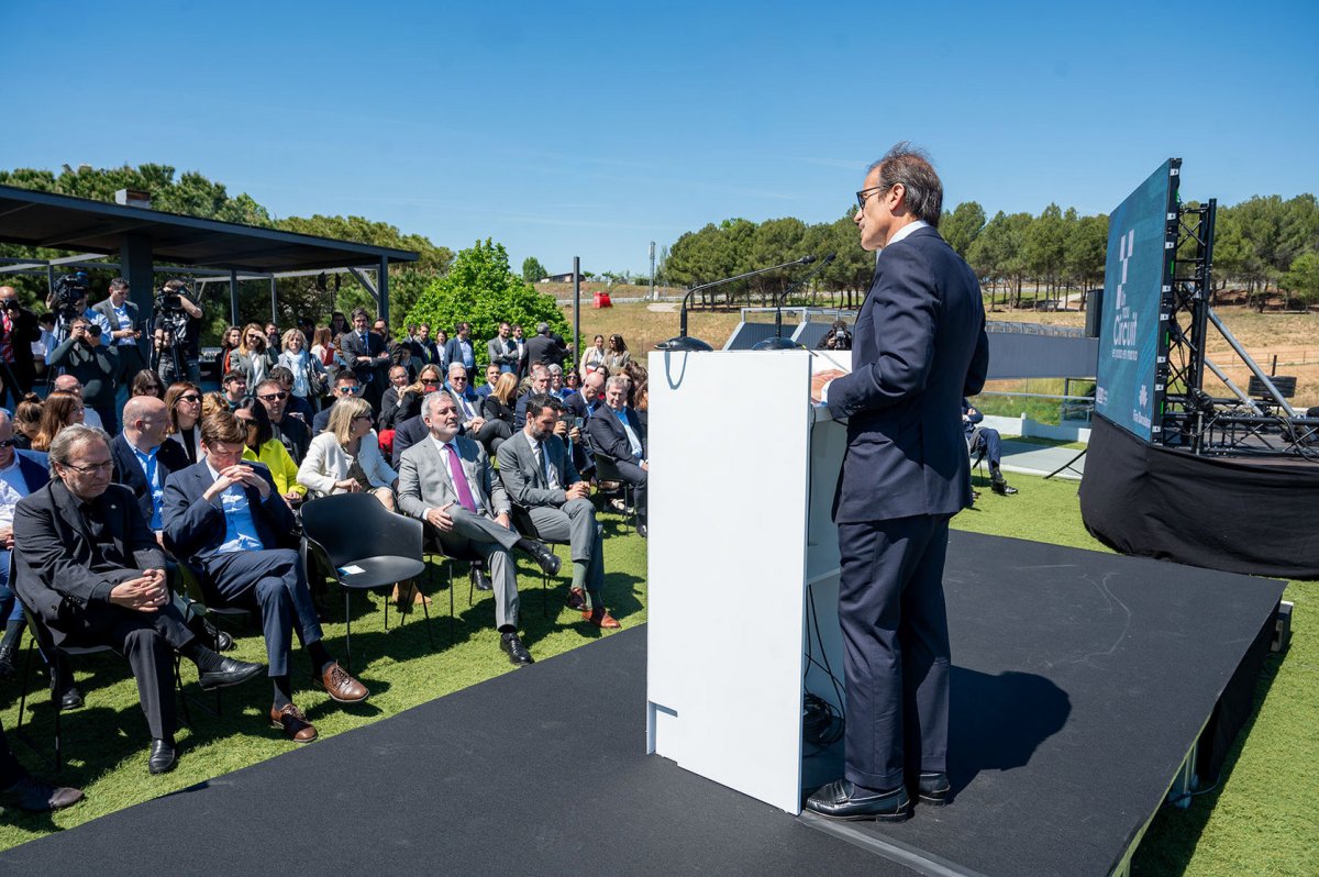 Pau Relat es dirigeix als assistents a la presentació de l'acord entre Fira de Barcelona i la Generalitat sobre la gestió del Circuit