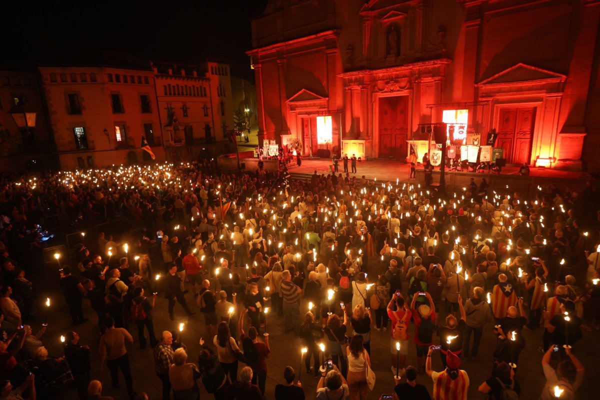 Un moment de la Marxa dels Vigatans d'aquest divendres, a la plaça de la Catedral de Vic