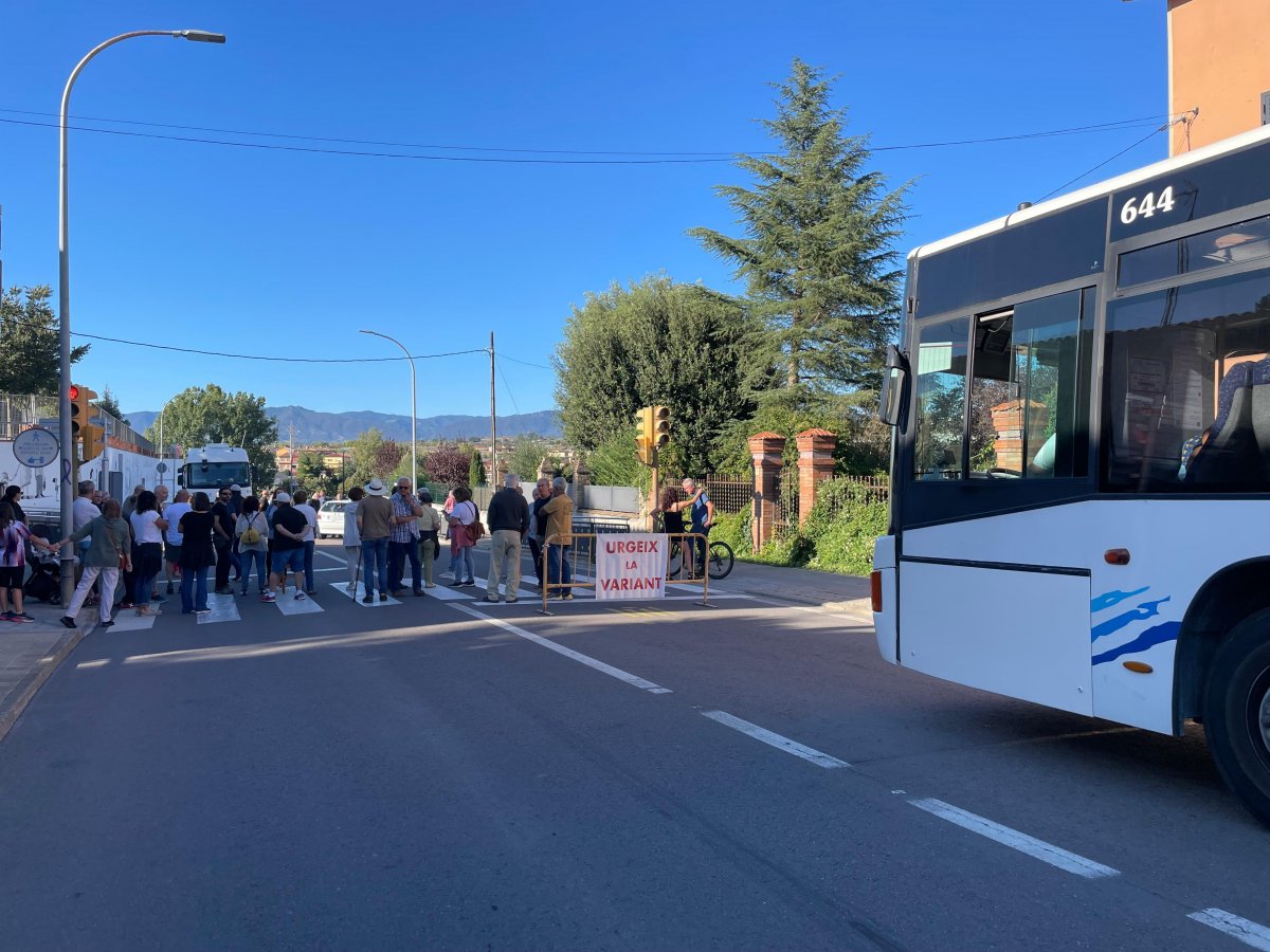 El tall de carretera l'han fet al pas de vianants de l'escola Mare de Déu del Sòl del Pont