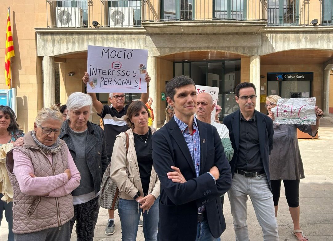 El ja exalcalde Cristian Parras i altres representants d'ERC, aquest matí a davant l'Ajuntament de Santa Eugènia de Berga