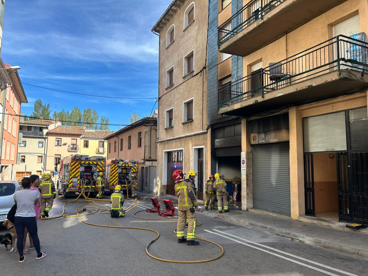 Els Bombers revisant el taller mecànic 