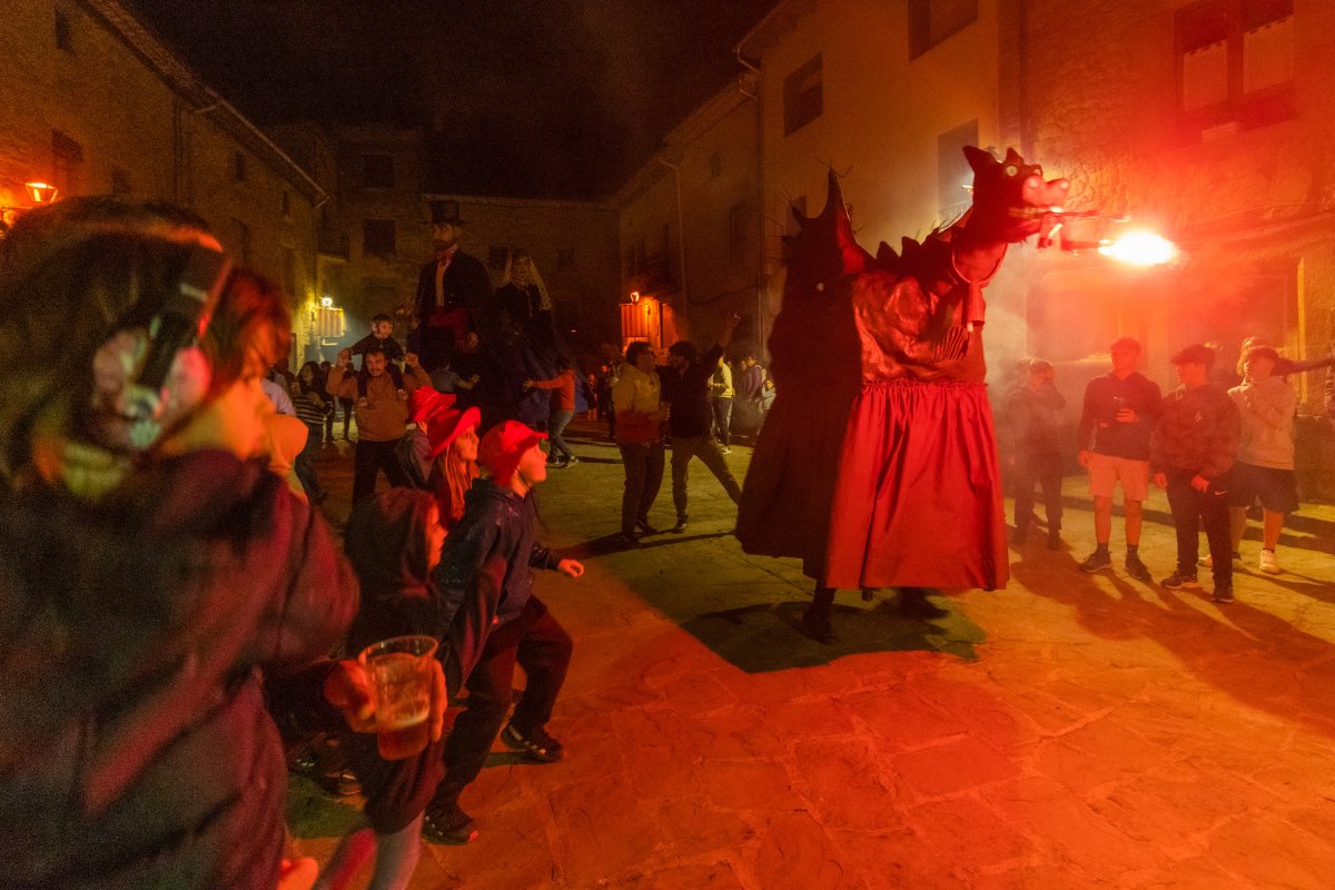 Un moment del Passaferes pels carrers del poble