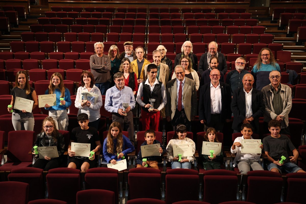 Foto de família de premiats i autoritats, aquest dissabte a Calldetenes