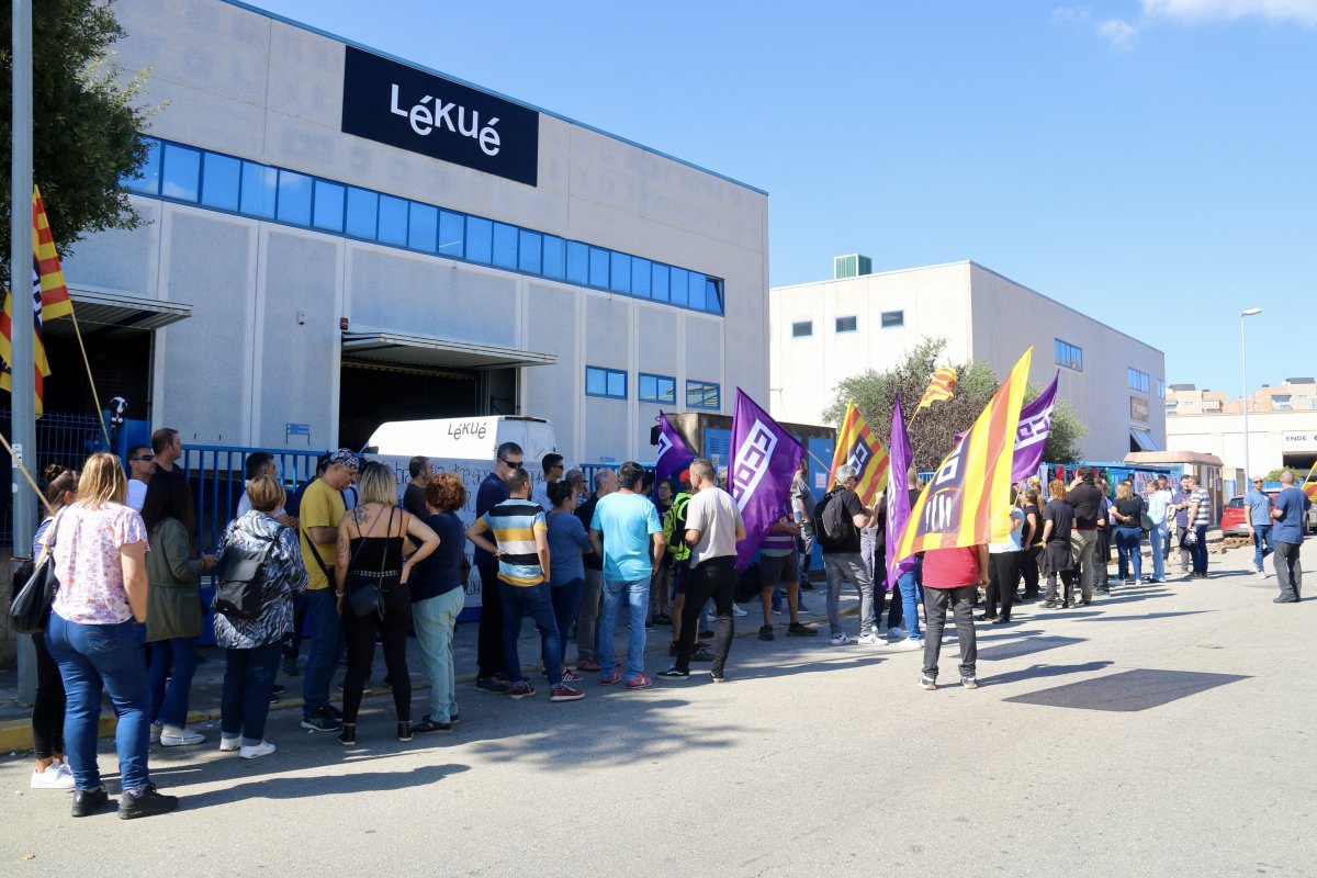 La concentració d'aquest dilluns ha tingut la participació de la plantilla i el suport de CCOO i d'autoritats locals de la Llagosta i Montcada