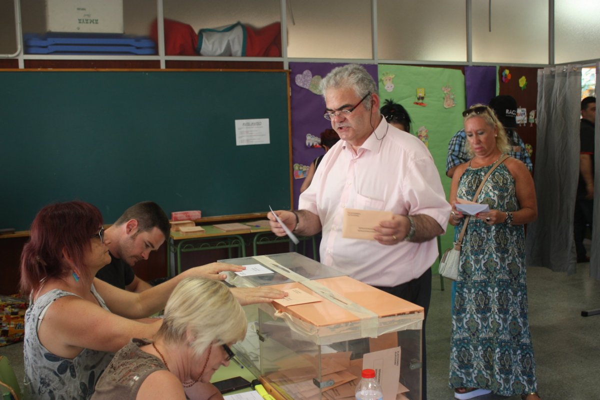 Feliu Guillaumes votant a les eleccions al Congrés de 2016