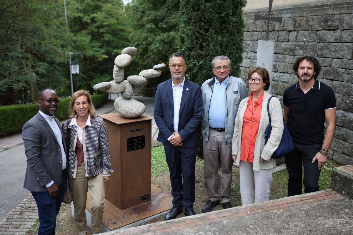 La inauguració va comptar amb la presència de familiars de Josep M. Pericas, al costat d'autoritats locals, l'autor de l'obra i el rector de Torelló