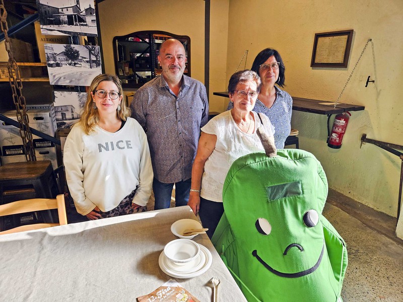 Un moment de la presentació, dimecres a Can Simeó, amb la mascota de la fira