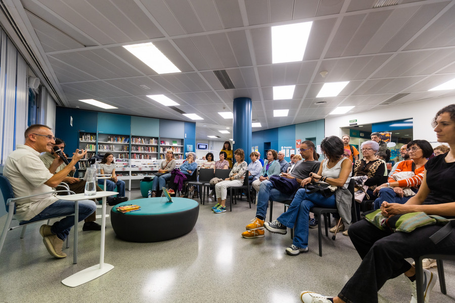 Pep Molist, en primer terme, acompanyat per Joan Mitjavila i Queralt Traveria durant la presentació a la biblioteca